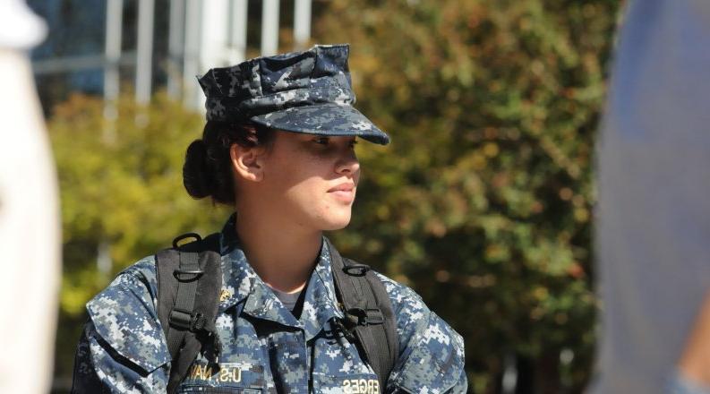 Woman in U.S. 背着书包的海军疲劳
